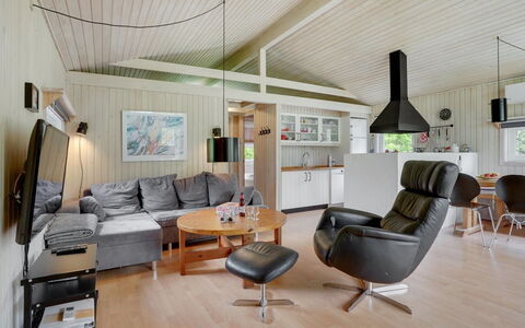 Evan - 1.3Km from the Sea: Design Intérieur, Meubles, Plafond, Canapé, Bois, Sol, Salon, Pièce, Sol, Luminaire