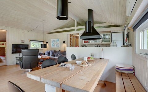 Evan - 1.3Km from the Sea: Bois, Plafond, Design Intérieur, Sol, Meubles, Sol, Pièce, Domicile, Luminaire, Salon