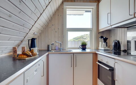 Viona - 350M from the Sea: Bois, Cuisine, Sol, Plafond, Design Intérieur, Sol, Comptoir, Cabinetry, Appareil De Cuisine, Principaux Appliance