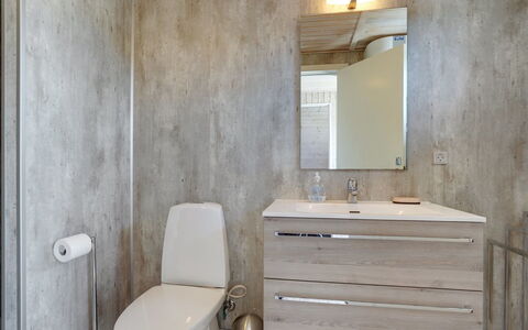 Viona - 350M from the Sea: Sol, Luminaire Plomberie, Sol, Évier, Salle De Bains, Lavabo, Design Intérieur, Robinet, Plomberie, Tuile