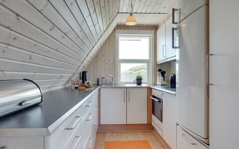 Viona - 350M from the Sea: Cuisine, Sol, Comptoir, Bois, Appareil De Cuisine, Design Intérieur, Plafond, Sol, Cabinetry, Principaux Appliance