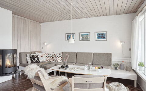 Viena - 400M from the Sea: Meubles, Design Intérieur, Sol, Sol, Canapé, Bois, Salon, Plafond, Luminaire, Éclairage