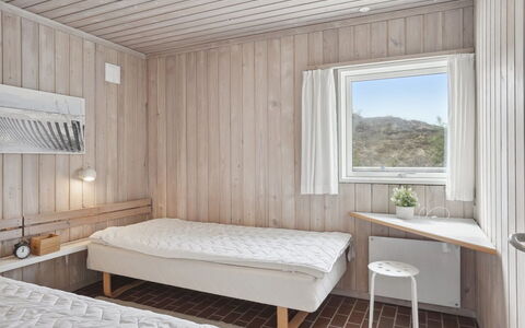 Viena - 400M from the Sea: Bois, Sol, Chambre, Plafond, Sol, Design Intérieur, Lit, Drap De Lit, Pièce, Literie