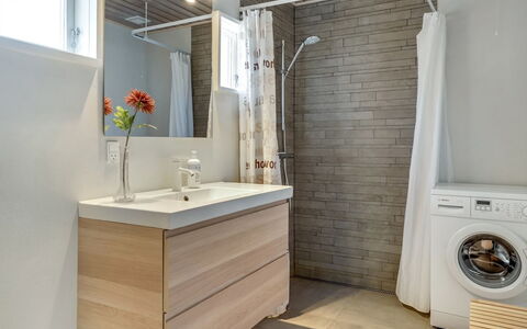 Emiljan - 400M from the Sea: Sol, Sol, Luminaire Plomberie, Design Intérieur, Armoire De Toilette, Évier, Lavabo, Robinet, Salle De Bains, Plomberie