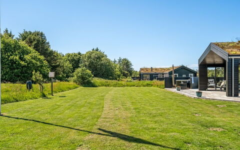 Dyke - 1.5Km from the Sea: Lot Terre, Domicile, Chalet, Pelouse, Jardin, Biens, Ombre, Prairie, Aménagement Paysager, Batiments Jardin