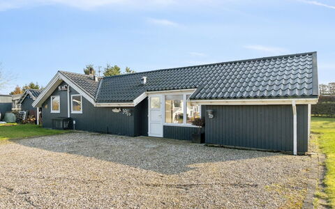 Vrage - 800M from the Sea: Maison, Domicile, Toit, Chalet, Biens, Aménagement Paysager, Batiments Jardin, Siding, Ferme