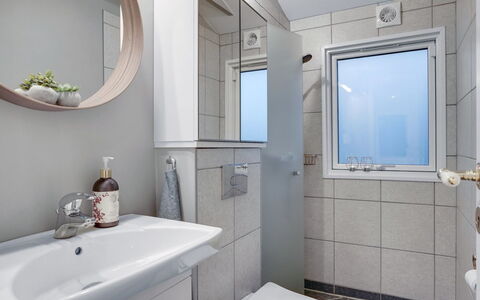 Adam - from the Sea: Salle De Bains, Luminaire Plomberie, Design Intérieur, Évier, Lavabo, Toilette, Sol, Miroir, Sol, Armoire De Toilette