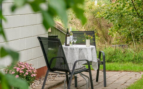 Rothger - 700M to the Fjord: Meubles, Chaise, Table, Mobilier De Jardin, Tableau De Plein Air, Table Cuisine Et Salle A Manger, Parapluie, Ombre, Restaurant, Pot De Fleur