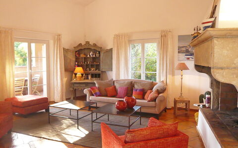 Le Petit Rouveau: Salon, Pièce, Propriété, Meubles, Design Intérieur, Bâtiment, Maison, Sol, Immobilier, Domicile