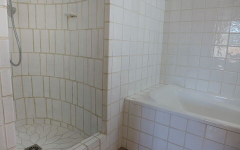 Le Petit Rouveau: Tuile, Salle De Bains, Propriété, Pièce, Mur, Architecture, Sol, Luminaire Plomberie, Baignoire, Céramique