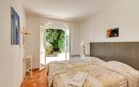 Le Petit Rouveau: Chambre, Lit, Pièce, Propriété, Meubles, Drap De Lit, Literie, Sol, Design Intérieur, Cadre De Lit