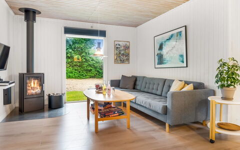 Soraya - 700M to the Fjord: Sol, Sol, Design Intérieur, Meubles, Bois, Canapé, Parquet, Salon, Pièce, Domicile