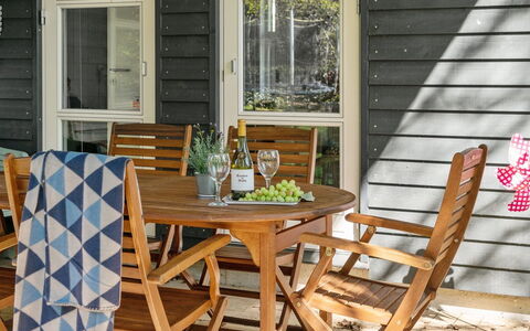 Marlien - 1Km to the Fjord: Bleu, Arbuste, Chalet, Couverture De Sol, Jardin, Biens, Ombre, Aménagement Paysager, Ferme, Eco Hôtel