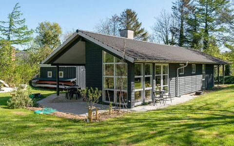 Marlien - 1Km to the Fjord: Bleu, Arbuste, Chalet, Couverture De Sol, Jardin, Biens, Ombre, Aménagement Paysager, Ferme, Eco Hôtel