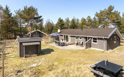Sighbiorn - 950M from the Sea: Bleu, Arbuste, Chalet, Couverture De Sol, Jardin, Biens, Ombre, Aménagement Paysager, Ferme, Eco Hôtel