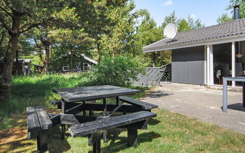 Sighbiorn - 950M from the Sea: Bleu, Arbuste, Chalet, Couverture De Sol, Jardin, Biens, Ombre, Aménagement Paysager, Ferme, Eco Hôtel