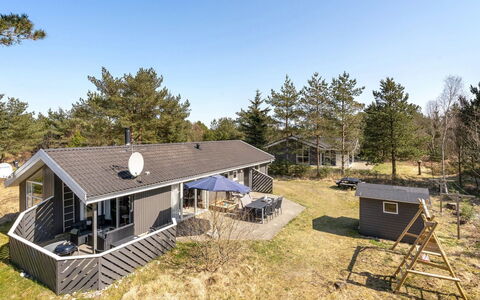 Sighbiorn - 950M from the Sea: Bleu, Arbuste, Chalet, Couverture De Sol, Jardin, Biens, Ombre, Aménagement Paysager, Ferme, Eco Hôtel