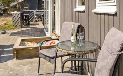 Sighbiorn - 950M from the Sea: Bleu, Arbuste, Chalet, Couverture De Sol, Jardin, Biens, Ombre, Aménagement Paysager, Ferme, Eco Hôtel