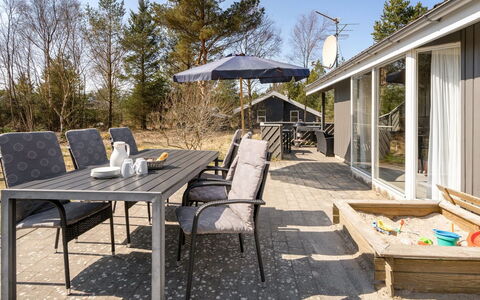 Sighbiorn - 950M from the Sea: Bleu, Arbuste, Chalet, Couverture De Sol, Jardin, Biens, Ombre, Aménagement Paysager, Ferme, Eco Hôtel