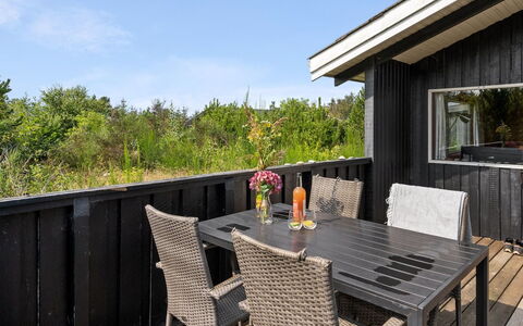 Asmo - 350M from the Sea: Bleu, Arbuste, Chalet, Couverture De Sol, Jardin, Biens, Ombre, Aménagement Paysager, Ferme, Eco Hôtel