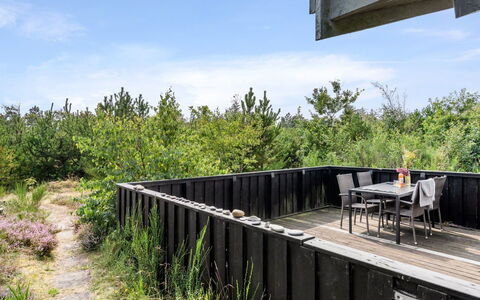 Asmo - 350M from the Sea: Bleu, Arbuste, Chalet, Couverture De Sol, Jardin, Biens, Ombre, Aménagement Paysager, Ferme, Eco Hôtel