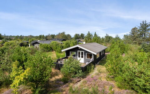 Asmo - 350M from the Sea: Bleu, Arbuste, Chalet, Couverture De Sol, Jardin, Biens, Ombre, Aménagement Paysager, Ferme, Eco Hôtel