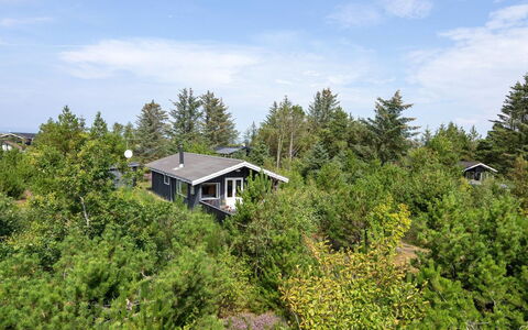Asmo - 350M from the Sea: Bleu, Arbuste, Chalet, Couverture De Sol, Jardin, Biens, Ombre, Aménagement Paysager, Ferme, Eco Hôtel