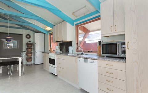 Momme - 500M from the Sea: Design Intérieur, Bois, Sol, Plafond, Meubles, Sol, Comptoir, Cuisine, Cabinetry, Pièce