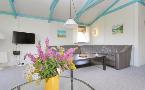 Momme - 500M from the Sea: Design Intérieur, Plafond, Meubles, Sol, Sol, Canapé, Chaise, Salon, Luminaire