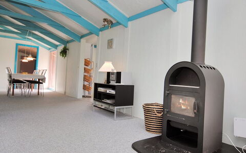 Momme - 500M from the Sea: Sol, Sol, Bois, Plafond, Design Intérieur, Meubles, Éclairage, Pièce, Chaise, Salon