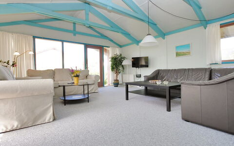 Momme - 500M from the Sea: Meubles, Sol, Design Intérieur, Sol, Plafond, Canapé, Salon, Domicile, Tapis