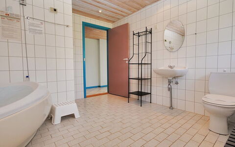 Momme - 500M from the Sea: Sol, Sol, Luminaire Plomberie, Design Intérieur, Plomberie, Salle De Bains, Pièce, Lavabo, Plafond, Tuile