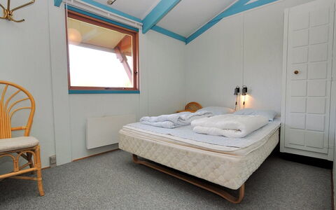 Momme - 500M from the Sea: Lit, Chambre, Design Intérieur, Sol, Meubles, Sol, Bois, Drap De Lit, Plafond, Pièce