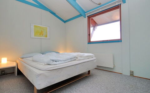 Momme - 500M from the Sea: Design Intérieur, Chambre, Sol, Plafond, Sol, Lit, Drap De Lit, Pièce, Literie, Cadre De Lit