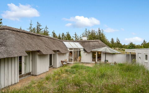 Gunnie - 1.1Km from the Sea: Bleu, Arbuste, Chalet, Couverture De Sol, Jardin, Biens, Ombre, Aménagement Paysager, Ferme, Eco Hôtel