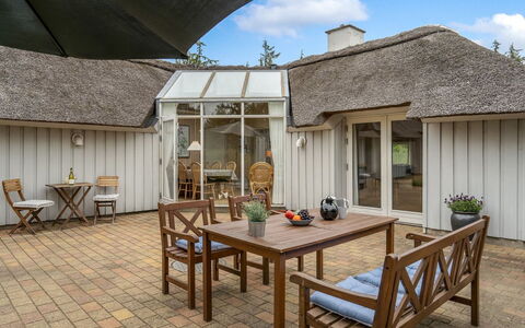 Gunnie - 1.1Km from the Sea: Bleu, Arbuste, Chalet, Couverture De Sol, Jardin, Biens, Ombre, Aménagement Paysager, Ferme, Eco Hôtel