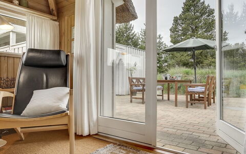 Gunnie - 1.1Km from the Sea: Bleu, Arbuste, Chalet, Couverture De Sol, Jardin, Biens, Ombre, Aménagement Paysager, Ferme, Eco Hôtel
