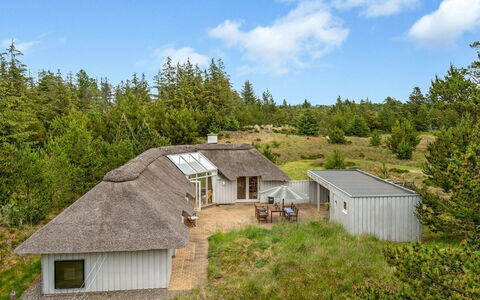Gunnie - 1.1Km from the Sea: Bleu, Arbuste, Chalet, Couverture De Sol, Jardin, Biens, Ombre, Aménagement Paysager, Ferme, Eco Hôtel