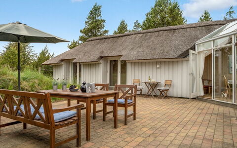 Gunnie - 1.1Km from the Sea: Bleu, Arbuste, Chalet, Couverture De Sol, Jardin, Biens, Ombre, Aménagement Paysager, Ferme, Eco Hôtel