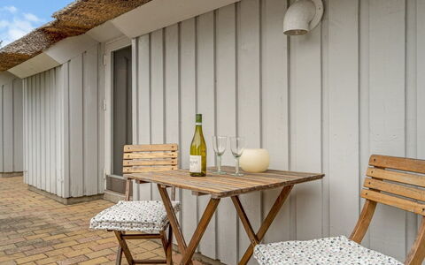 Gunnie - 1.1Km from the Sea: Bleu, Arbuste, Chalet, Couverture De Sol, Jardin, Biens, Ombre, Aménagement Paysager, Ferme, Eco Hôtel