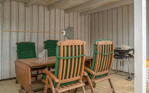 Gunnie - 1.1Km from the Sea: Bleu, Arbuste, Chalet, Couverture De Sol, Jardin, Biens, Ombre, Aménagement Paysager, Ferme, Eco Hôtel