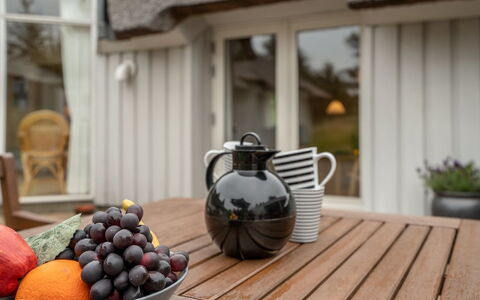 Gunnie - 1.1Km from the Sea: Bleu, Arbuste, Chalet, Couverture De Sol, Jardin, Biens, Ombre, Aménagement Paysager, Ferme, Eco Hôtel