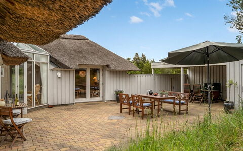 Gunnie - 1.1Km from the Sea: Bleu, Arbuste, Chalet, Couverture De Sol, Jardin, Biens, Ombre, Aménagement Paysager, Ferme, Eco Hôtel