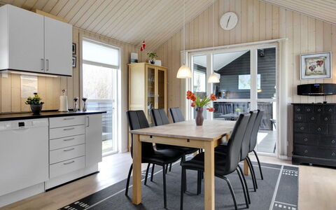 Henriete - 3.5Km from the Sea: Bois, Meubles, Design Intérieur, Sol, Table Cuisine Et Salle A Manger, Plafond, Chaise, Parquet, Salle À Manger, Cuisine