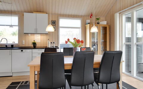 Henriete - 3.5Km from the Sea: Meubles, Sol, Bois, Design Intérieur, Salle À Manger, Table Cuisine Et Salle A Manger, Sol, Chaise, Table, Parquet