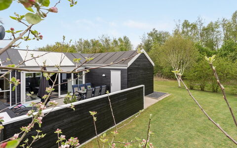 Henriete - 3.5Km from the Sea: Domicile, Maison, Toit, Chalet, Jardin, Ombre, Pelouse, Arrière-Cour, Aménagement Paysager, Cour