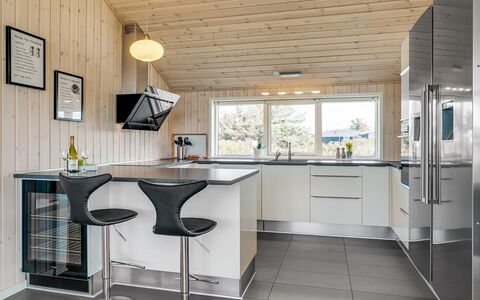 Esma - 150M from the Sea: Cuisine, Sol, Comptoir, Design Intérieur, Meubles, Bois, Plafond, Luminaire, Appareil De Cuisine, Sol