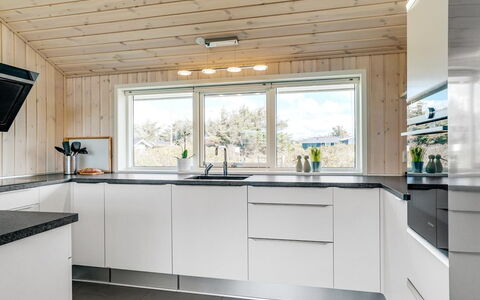 Esma - 150M from the Sea: Cuisine, Bois, Comptoir, Appareil De Cuisine, Sol, Plafond, Design Intérieur, Cabinetry, Principaux Appliance, Domicile
