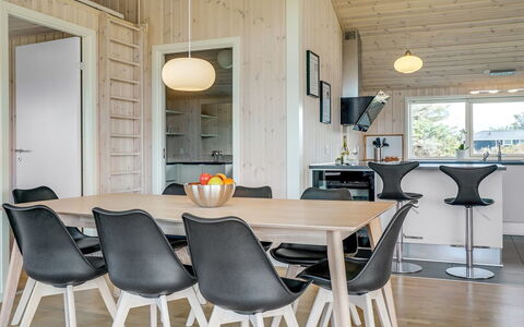 Esma - 150M from the Sea: Bois, Design Intérieur, Sol, Meubles, Plafond, Table Cuisine Et Salle A Manger, Sol, Luminaire, Parquet, Salle À Manger