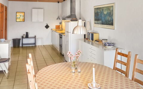 Elef - 2.0Km from the Sea: Meubles, Design Intérieur, Sol, Sol, Cuisine, Plafond, Bois, Pièce, Chaise, Comptoir